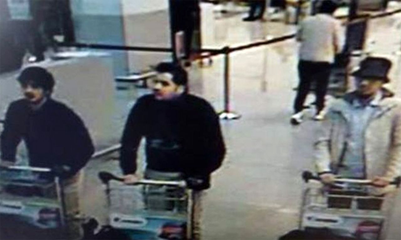 De twee verdachten links dragen een zwarte handschoen, waarin volgens terreurspecialisten een ontsteker zou kunnen zitten. Dit beeld is van beveiligingscamera's van de Brusselse luchthaven.