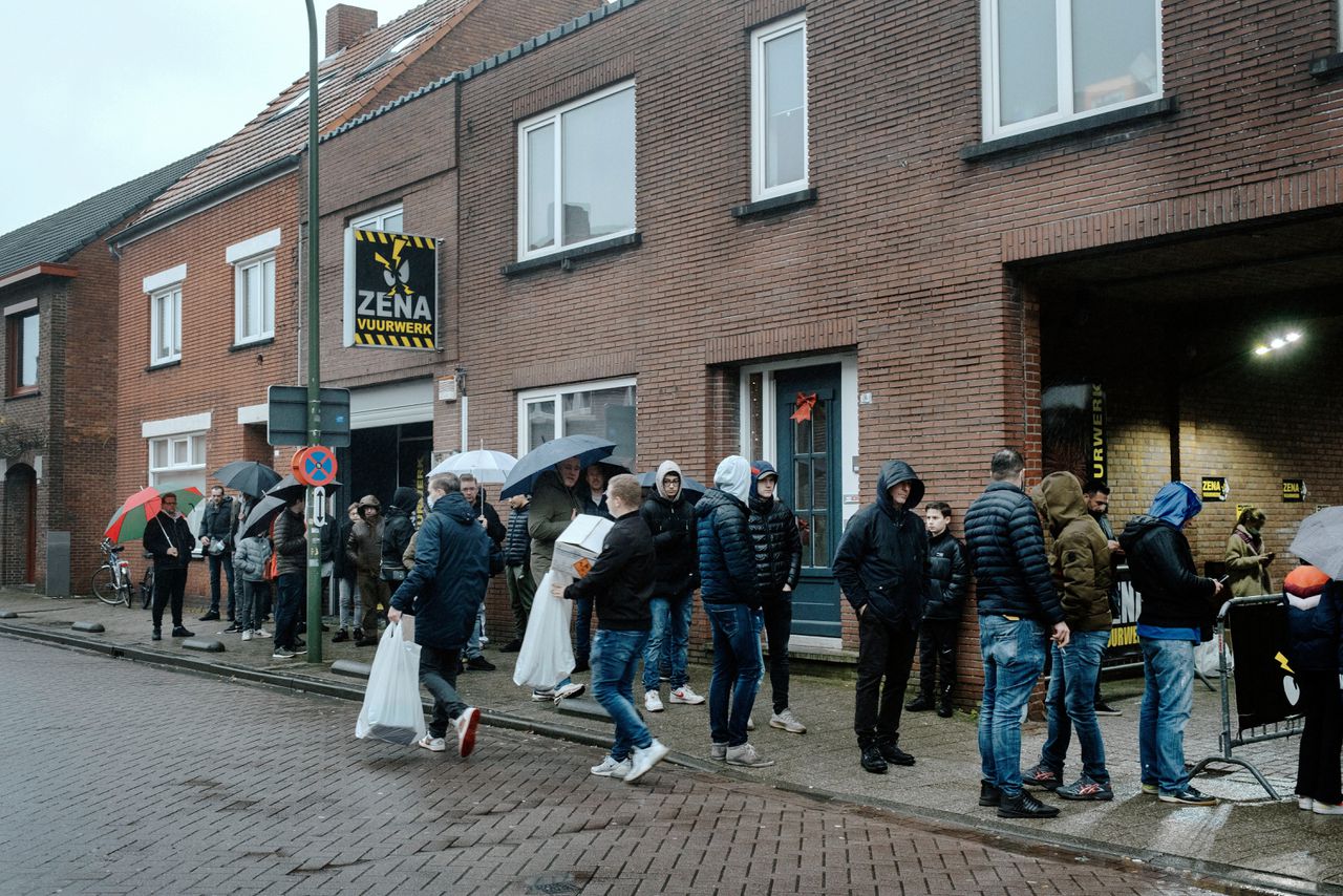 Woensdag stonden lange rijen voor vuurwerkwinkel Zena in de Belgische gemeente Baarle-Hertog.