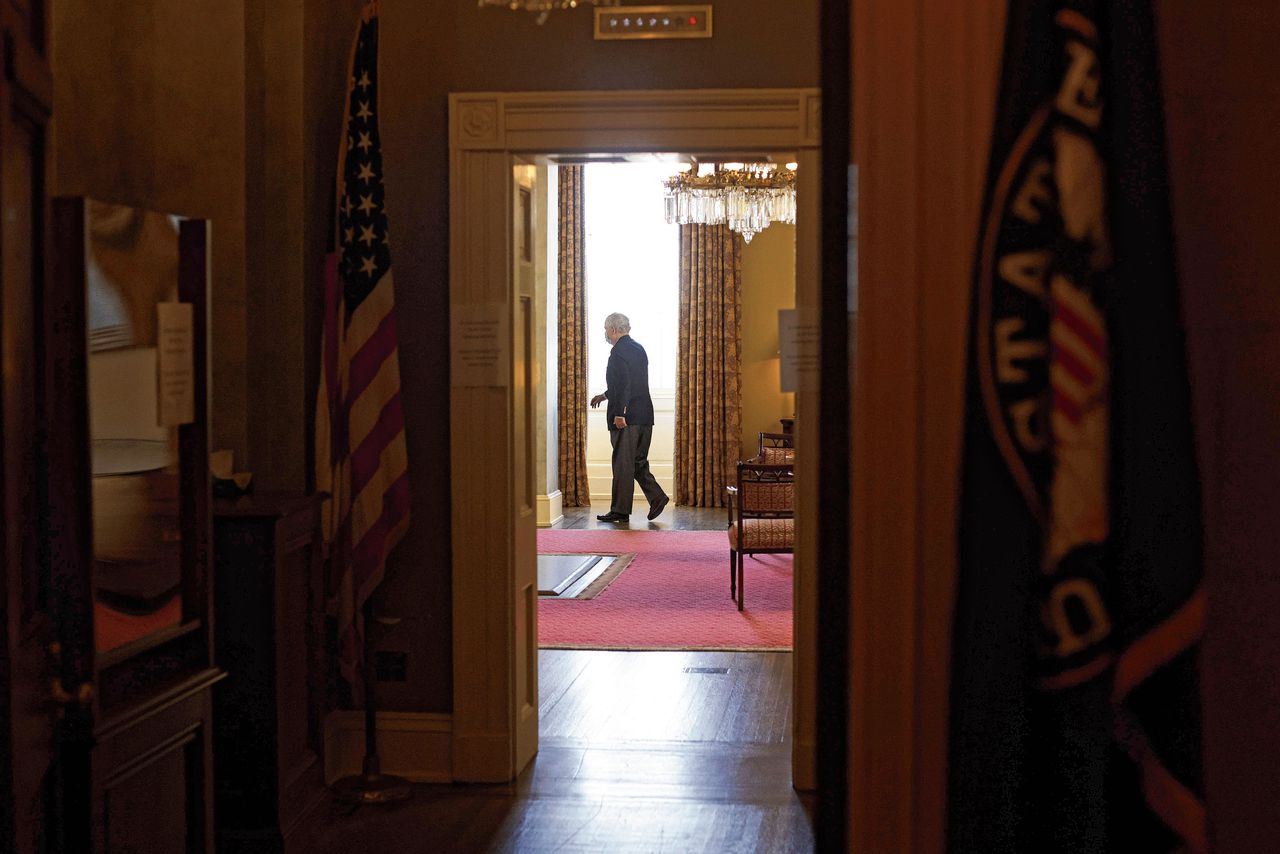De Republikeinse SenaatsleiderMitch McConnell loopt zijn kantoor in na een debat in maart.