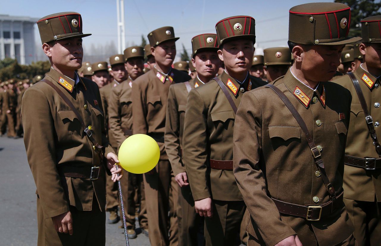Noord-Koreaanse soldaten na de officiële openingsceremonie van het Ryomyong-complex.