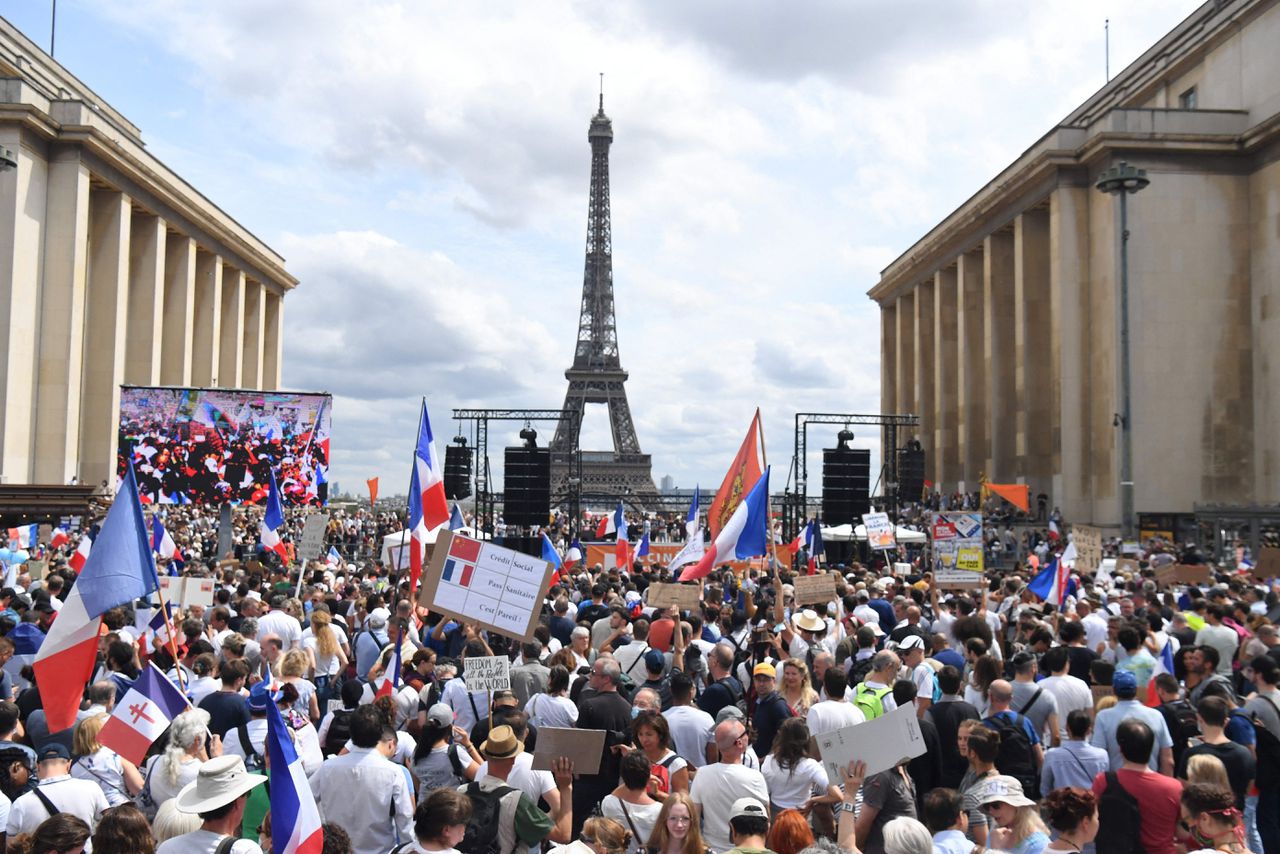 Beeld ven de demonstraties in Parijs, waar duizenden betogers op de been waren.