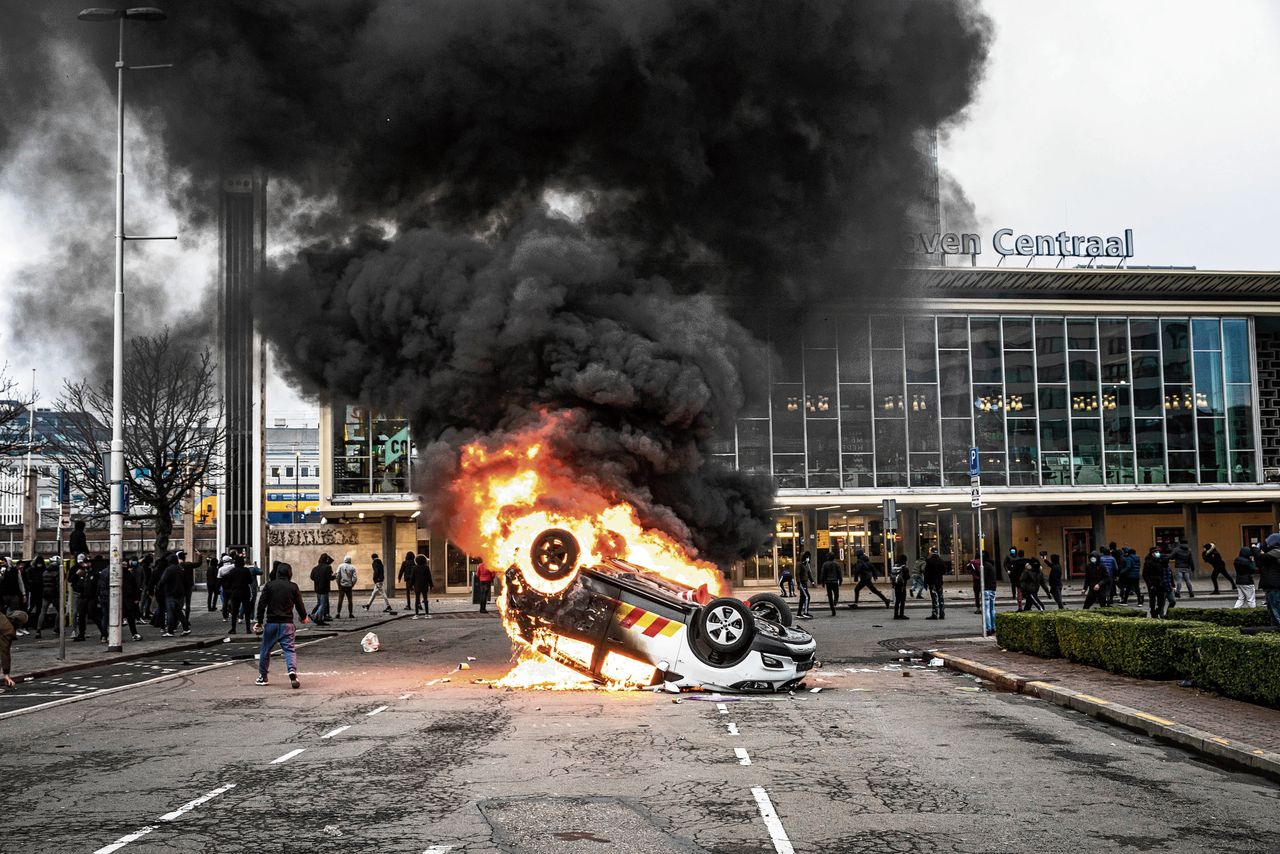 Een brandende auto in Eindhoven (linksboven), een waterkanon (rechtsboven) en gevechten met de ME op het Museumplein tekenden het weekeind van 24 januari. Tientallen relschoppers zijn inmiddels berecht.