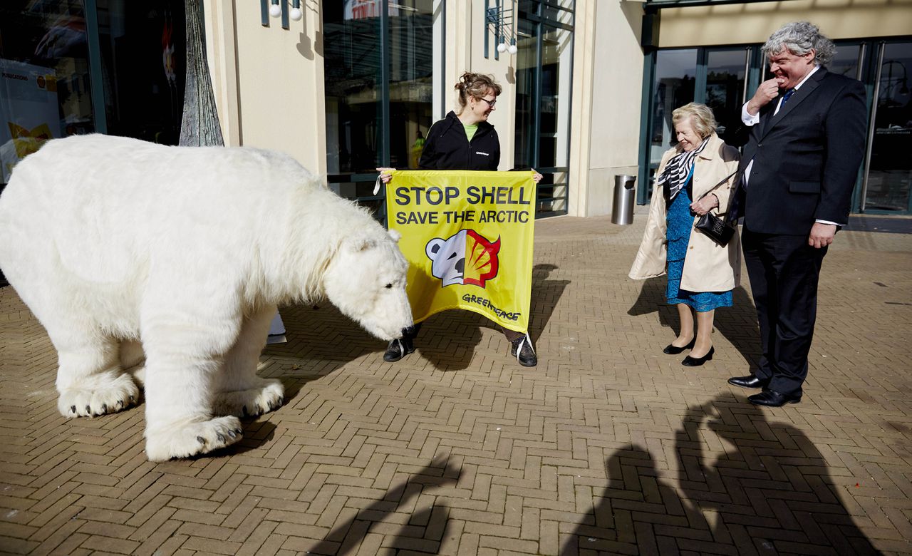 Greenpeace demonstreerde in 2015 tegen boringen op de Noordpool, bij de aandeelhoudersvergadering van Shell.