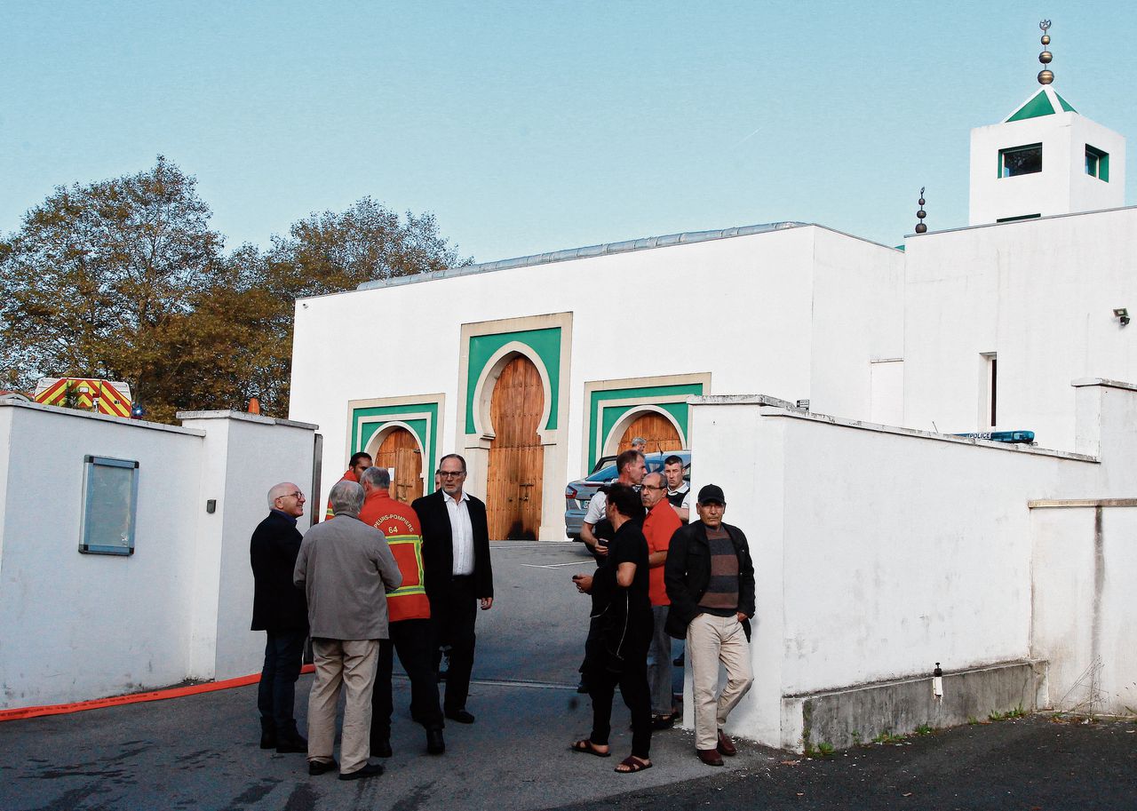 De moskee in Bayonne waar maandag een man probeerde de deur in brand te steken en schoten loste. Twee mensen raakten ernstig gewond.