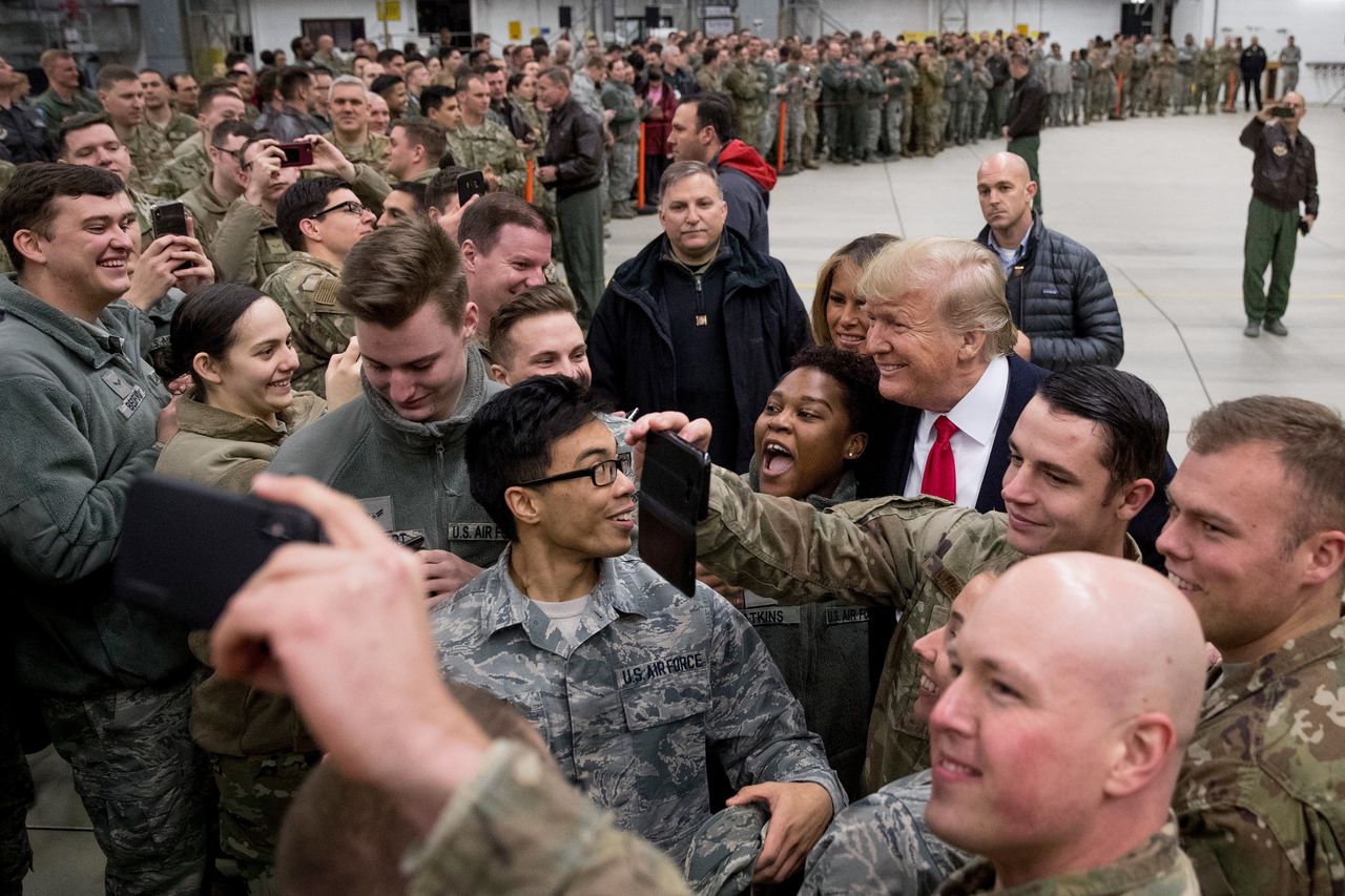 President Trump tijdens een bezoek aan de militaire vliegbasis Ramstein in Duitsland in 2018.Andrew Harnik/AP