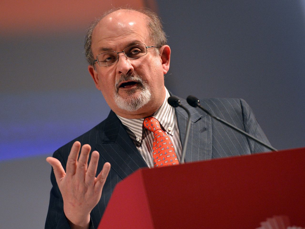 Sir Salman Rushdie is woedend over het besluit van zes collega's om de uitreiking van een prijs aan Charlie Hebdo op 5 mei in New York niet bij te wonen.