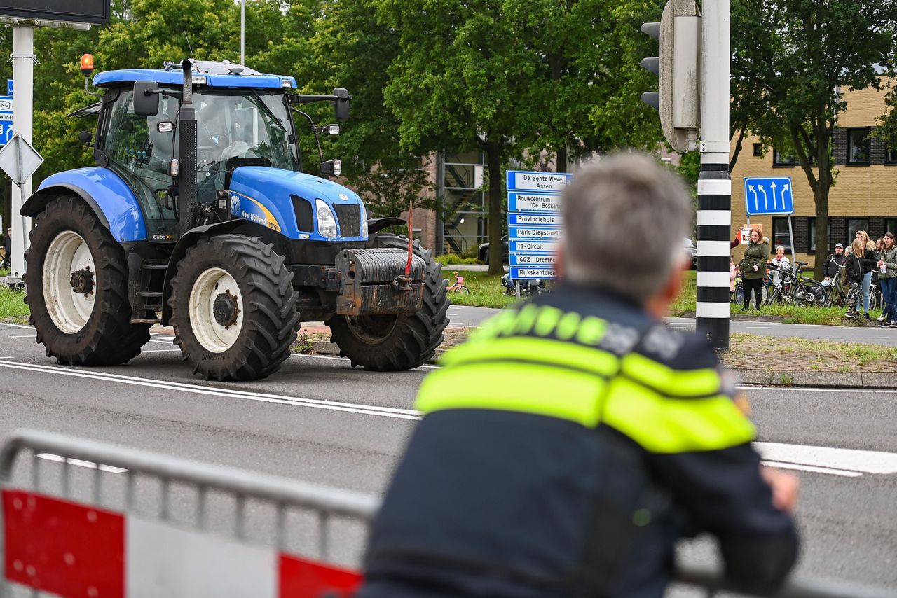 Tractoren rijden rond bij het politiebureau in Assen. Ruim vijftig boeren werden opgepakt bij een protest bij het Drentse Wijster.