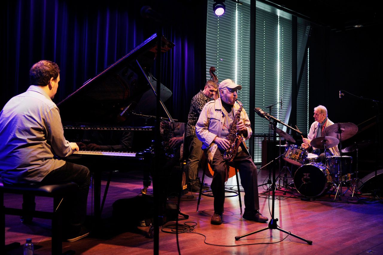 Lee Konitz (saxofoon) met John Engels (drums), Florian Weber (piano) en Jeremy Stratton (bas) in het Bimhuis in 2015.
