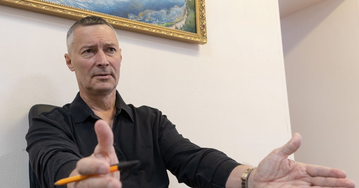 Russische politicus Roizman aangehouden wegens kritiek op oorlog - NRC