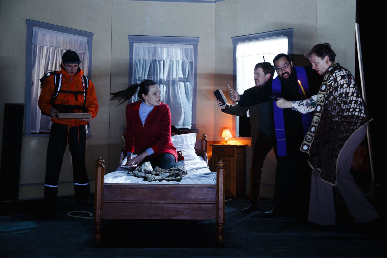 De lach rolt maar door bij sublieme klucht van Circus Treurdier - NRC