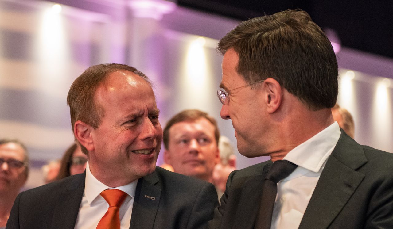 Minister-president Mark Rutte naast partijleider Kees van der Staaij tijdens de jaarlijkse partijdag van de honderdjarige SGP.