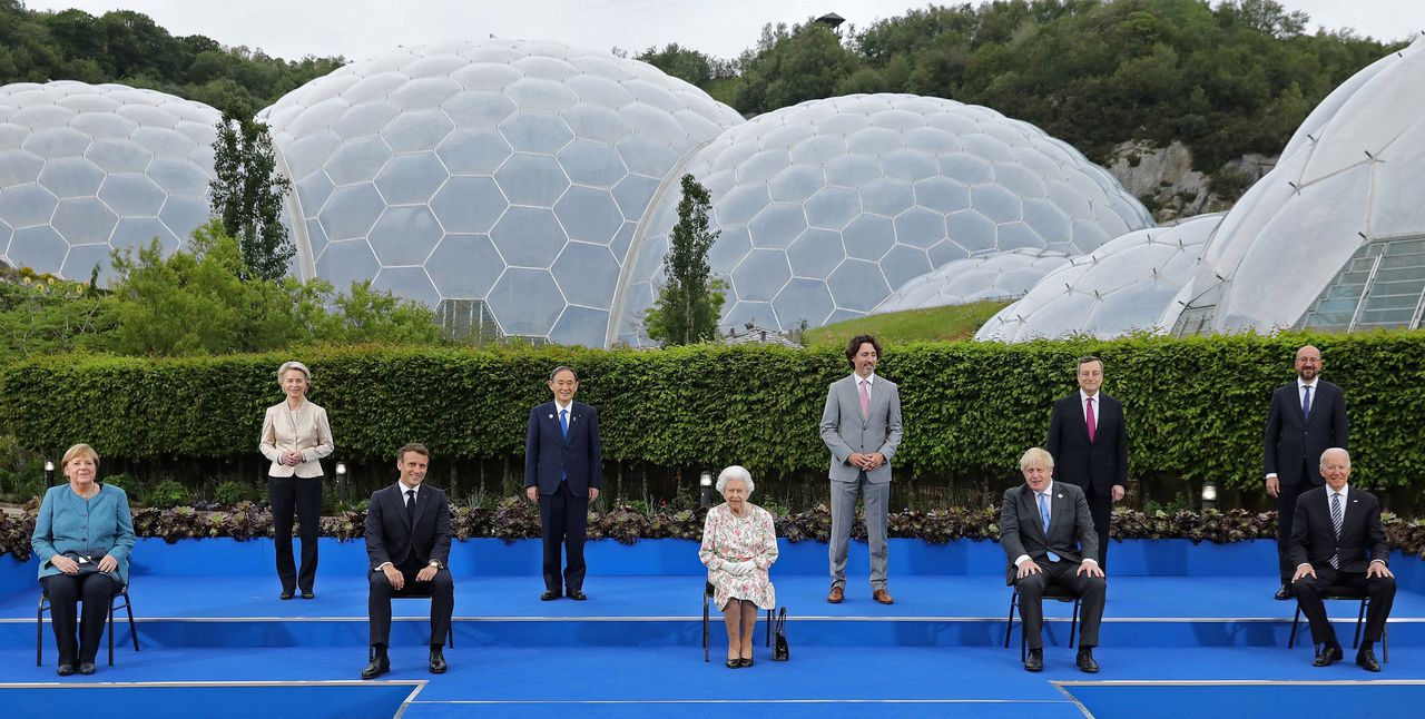 De Britse koningin poseert zaterdag in Cornwall met de leiders van de G7-landen en die van de Europese Unie.