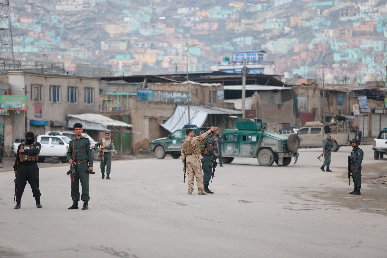 Afghaanse veiligheidstroepen hebben de weg nabij de tempel in het oude centrum van Kabul afgezet.