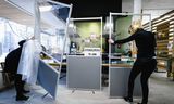 Een model-stembureau in Rotterdam Charlois wordt opgeruimd. . 