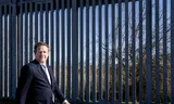 FERES – Demissionair minister David van Weel van Asiel en Migratie bezoekt het grenshek bij de Grieks-Turkse grens tijdens de laatste dag van een tweedaags bezoek aan Griekenland. Als belangrijk aankomstland voor asielzoekers speelt Griekenland een grote rol bij de uitvoering van het EU-migratiepact, dat halverwege dit jaar ingaat. SEM VAN DER WAL / ANP