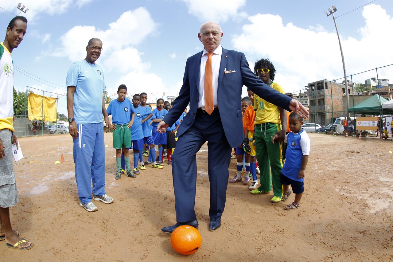 In een buitenwijk van Salvador werd in juni 2014 een voetbalveld geopend door een aantal Nederlandse hoogwaardigheidsbekleders . Michael van Praag verrichtte de aftrap.