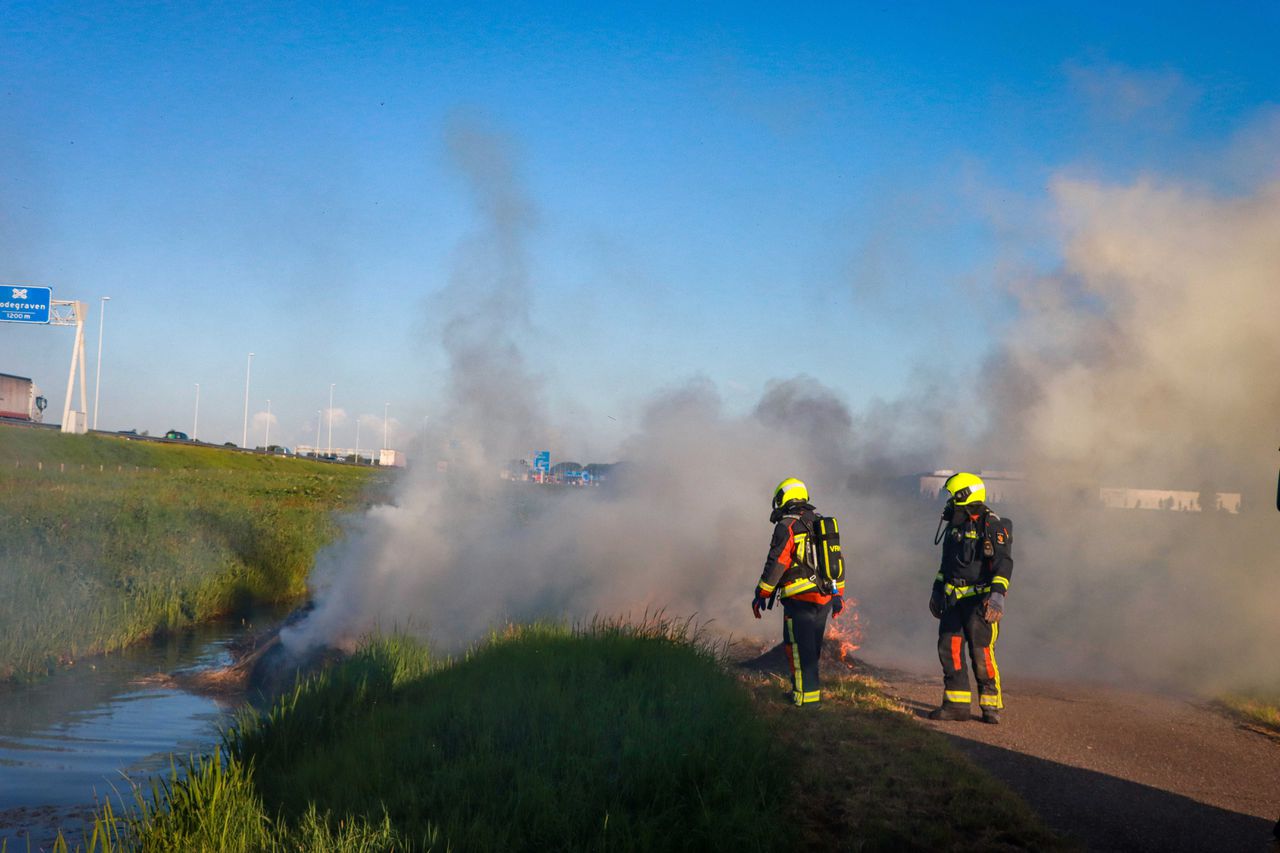 Nieuwe boerenacties tegen stikstofplannen, hooibalen in brand langs snelwegen 