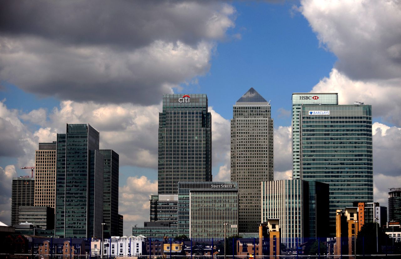 De skyline van Canary Wharf (in 2009), het belangrijke zakendistrict in Londen waar onder meer verschillende grote banken zijn gevestigd. Volgens een Britse parlementscommissie moet het Verenigd Koninkrijk optreden tegen Russische geldstromen die via Londen lopen.