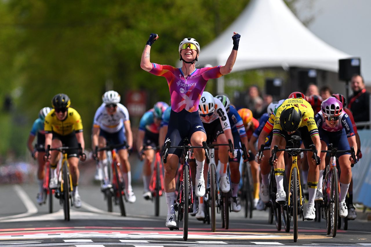 Wiebes juicht te vroeg, Vos wint met een felle jump de Amstel Gold Race 