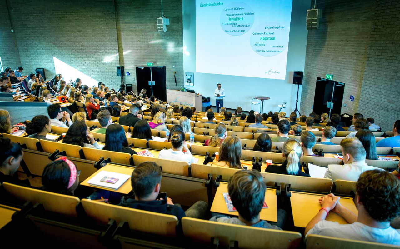 Aankomende eerstejaarsstudenten van de Erasmus Universiteit volgen een college om de kans op studiesucces te vergroten. Foto Jerry Lampen