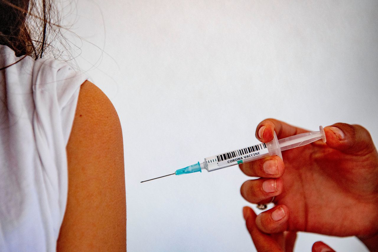 Wel of niet tieners vaccineren? Ouders en experts zijn verdeeld 