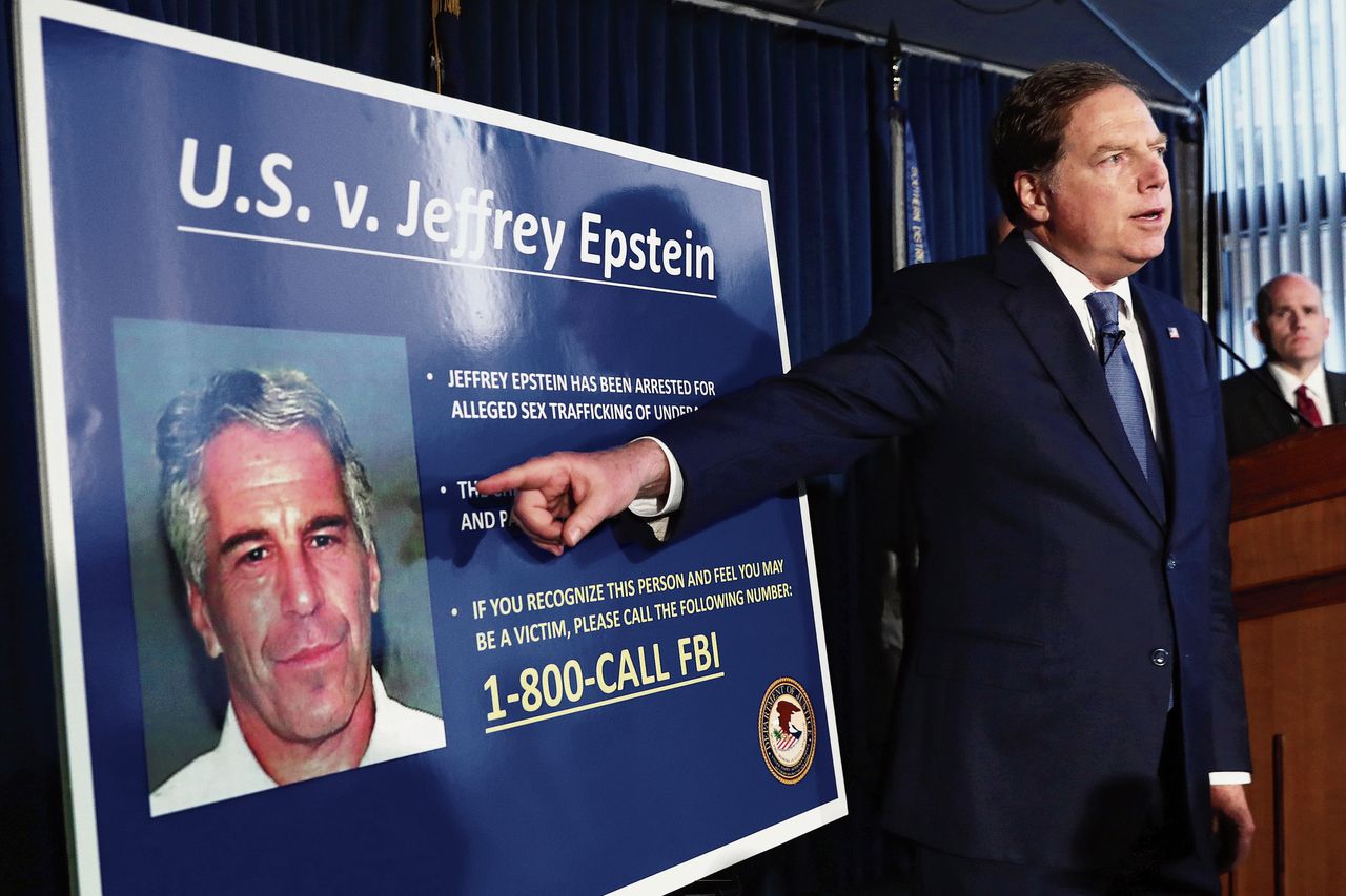 Justitie toont maandag de foto genomen na Epsteins arrestatie.