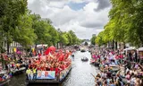 AMSTERDAM - Boot 35 (Gay Swim Nederland) tijdens de Canal Parade. De botenparade met tachtig vaartuigen is onderdeel van de jaarlijkse Amsterdam Pride. ANP DINGENA MOL
