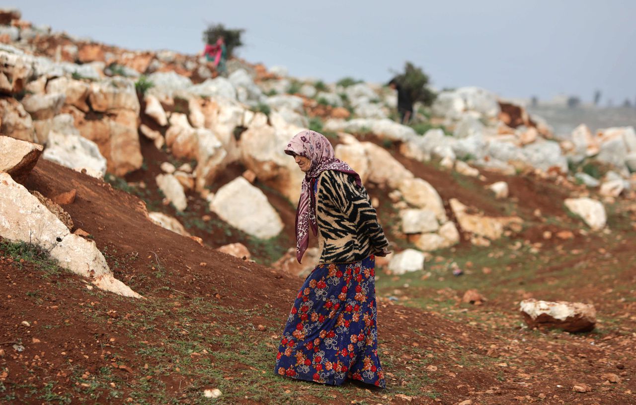 Een Syrische vrouw bij een vluchtelingenkamp in de regio Idlib.