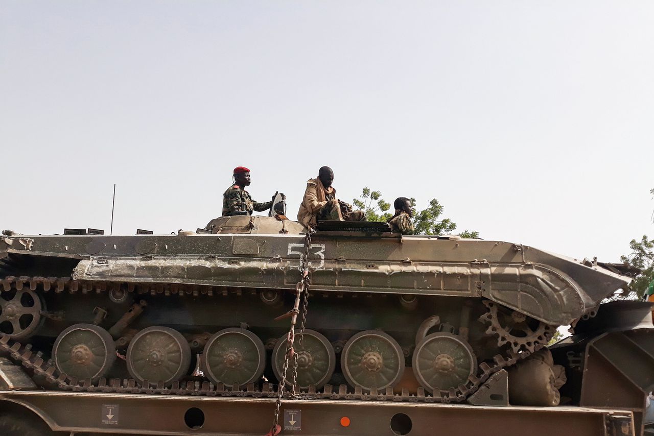Een soldaat van het Tsjadische leger op een gevechtsvoertuig.