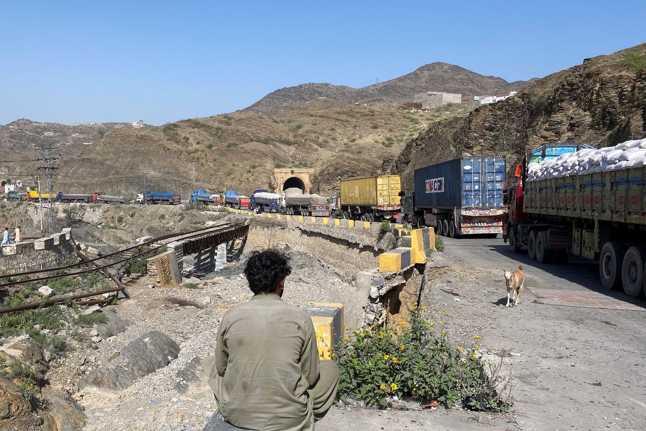 Spanning between Pakistan and Afghanistan grows: both countries claim dozens of casualties