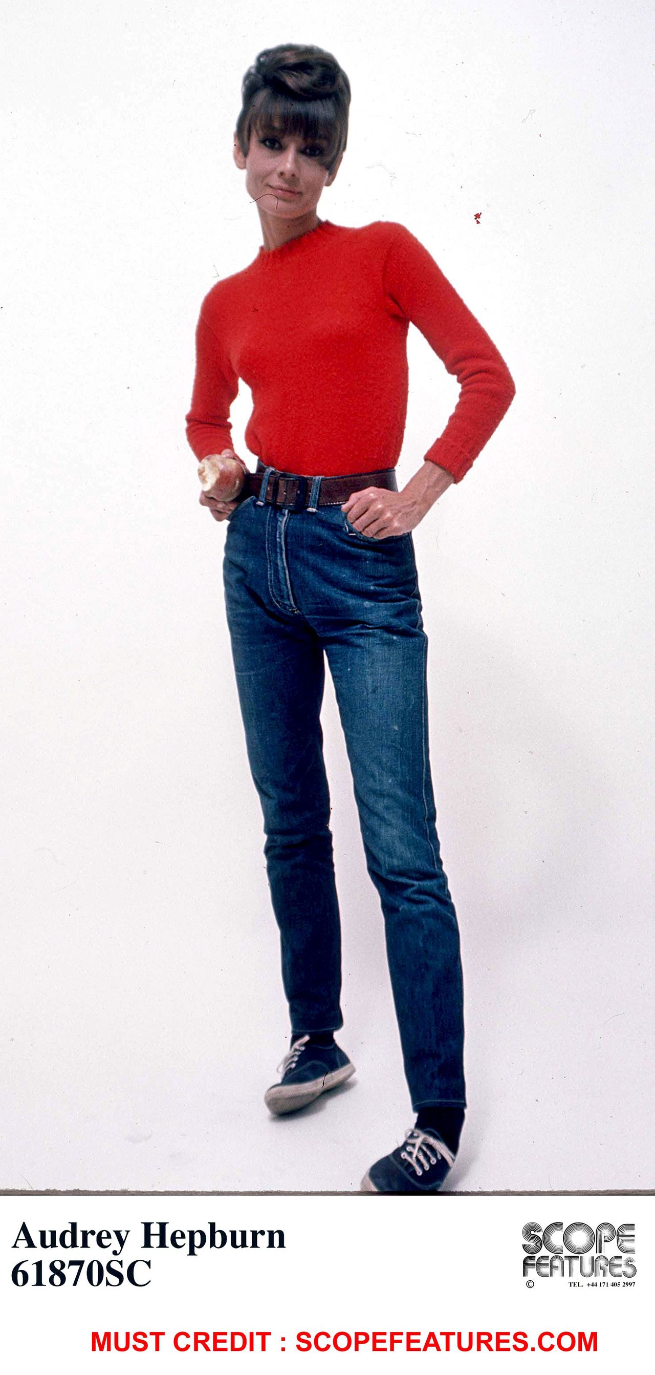 Alleen Audrey Hepburn kan het: een strakke broek met platte gympen. Foto Hollandse Hoogte Audrey Hepburn 61870SC MUST CREDIT : SCOPEFEATURES.COM