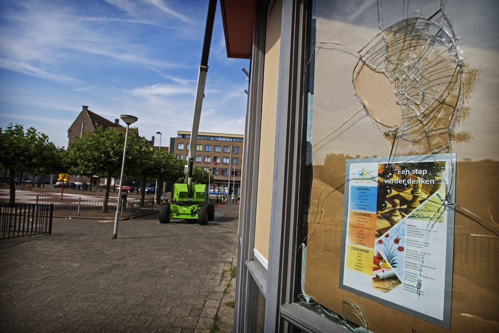 Beschadigde ramen van de stichting Nida in Rotterdam-West, waar deze week stenen door de ruiten gingen.