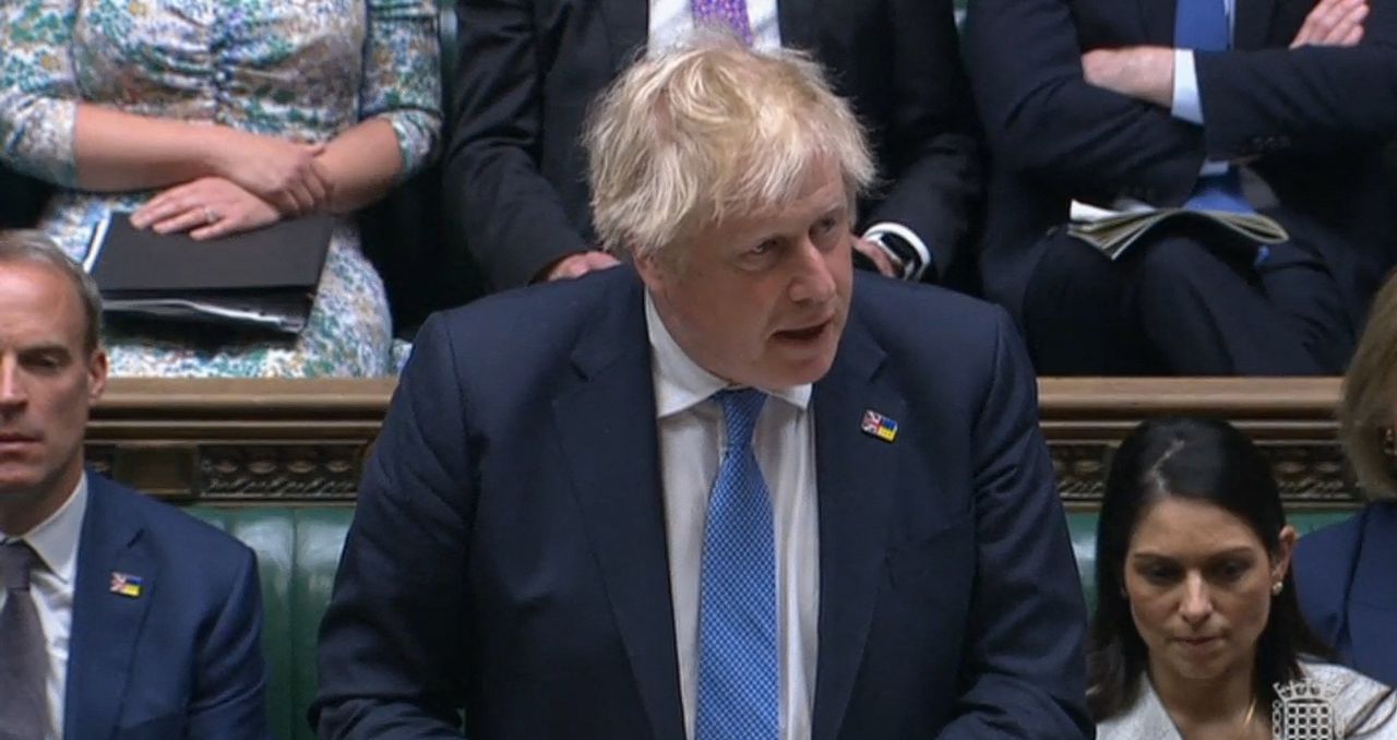 Boris Johnson zegt opnieuw sorry tegen parlement voor overtreden coronaregels 