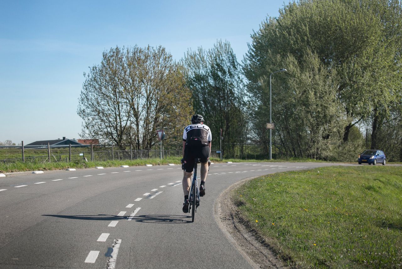 Veel fietsers trekken er alleen op uit, maar inhalen én anderhalve meter afstand houden blijft op sommige wegen moeilijk.