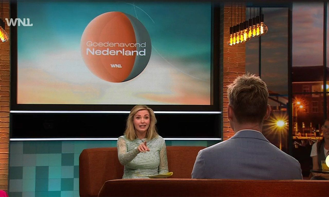 TV review ‘Good evening the Netherlands’ takes a different approach: the presenters sit opposite each other