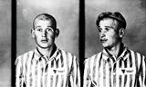 Gevangene 60287 in Auschwitz-Birkenau. De foto’s zijn genomen door Wilhelm Brasse (1917-2012), een Poolse medegevangene die op bevel van de SS zo’n 50.000 gevangenen heeft gefotografeerd. In januari 1945 lukte het hem  38.000 foto’s van vernietiging te redden. Na de oorlog raakte hij nooit meer een camera aan.
