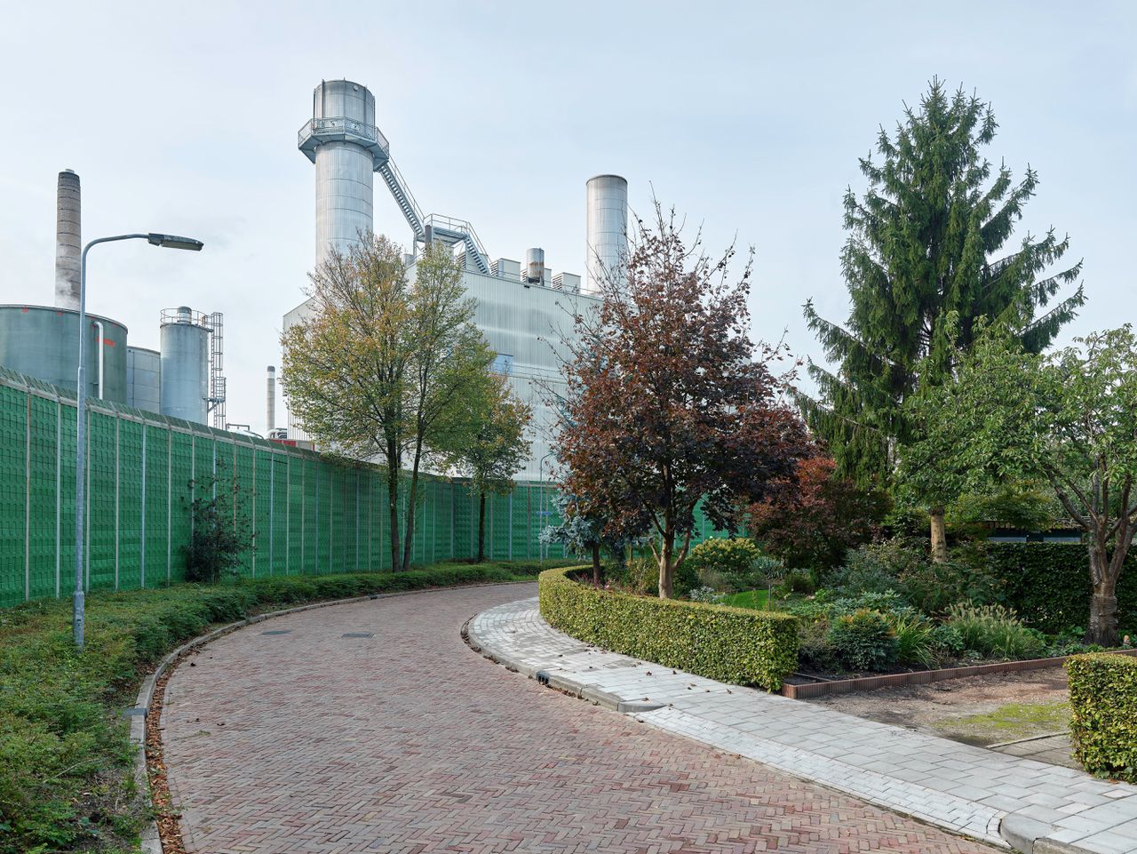 Eerbeek is een dorp met papierindustrie. Langs ’t Haagje worden wonen en papierfabriek DS Smith De Hoop van elkaar gescheiden door een hoge groene wand.