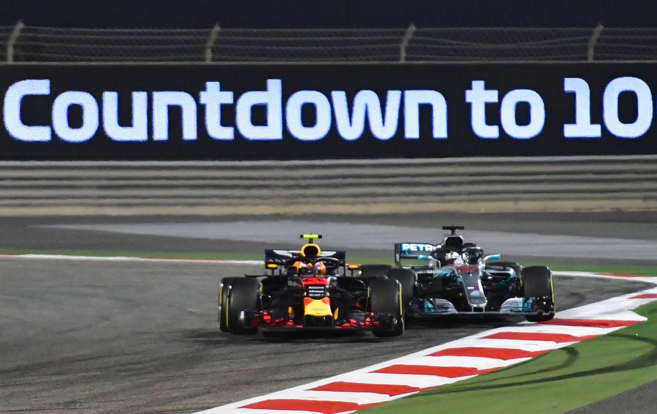 Verstappen valt uit na veelbelovende start, Vettel leidt in Bahrein 