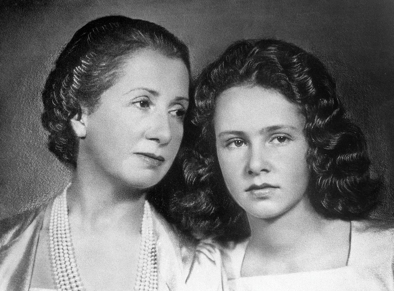 Giulia Crespi (rechts) als tiener met haar moeder.