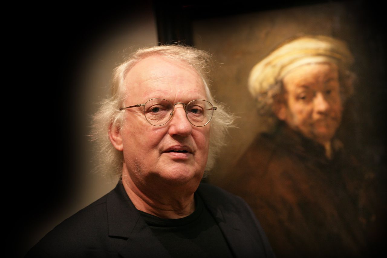 Ernst van de Wetering en het schilderij Rembrandt als Apostel Paulus in het Rijksmuseum te Amsterdam, in 2005.