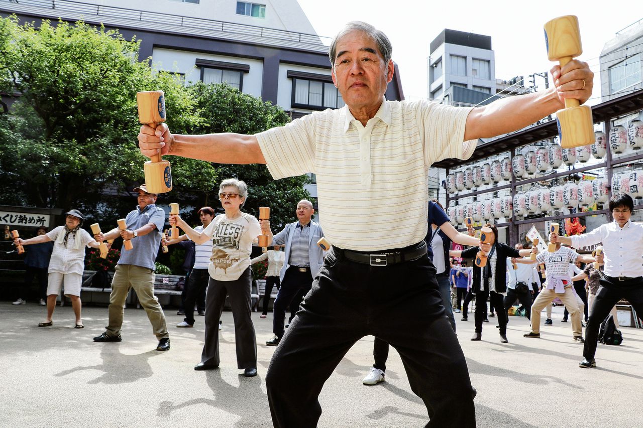 Veel ouderen in Japan doen hun best actief te blijven. Ze helpen bij sportdagen, houden toezicht in de buurt. Ze sporten graag en veel, wat hen helpt om zich mentaal goed te voelen.
