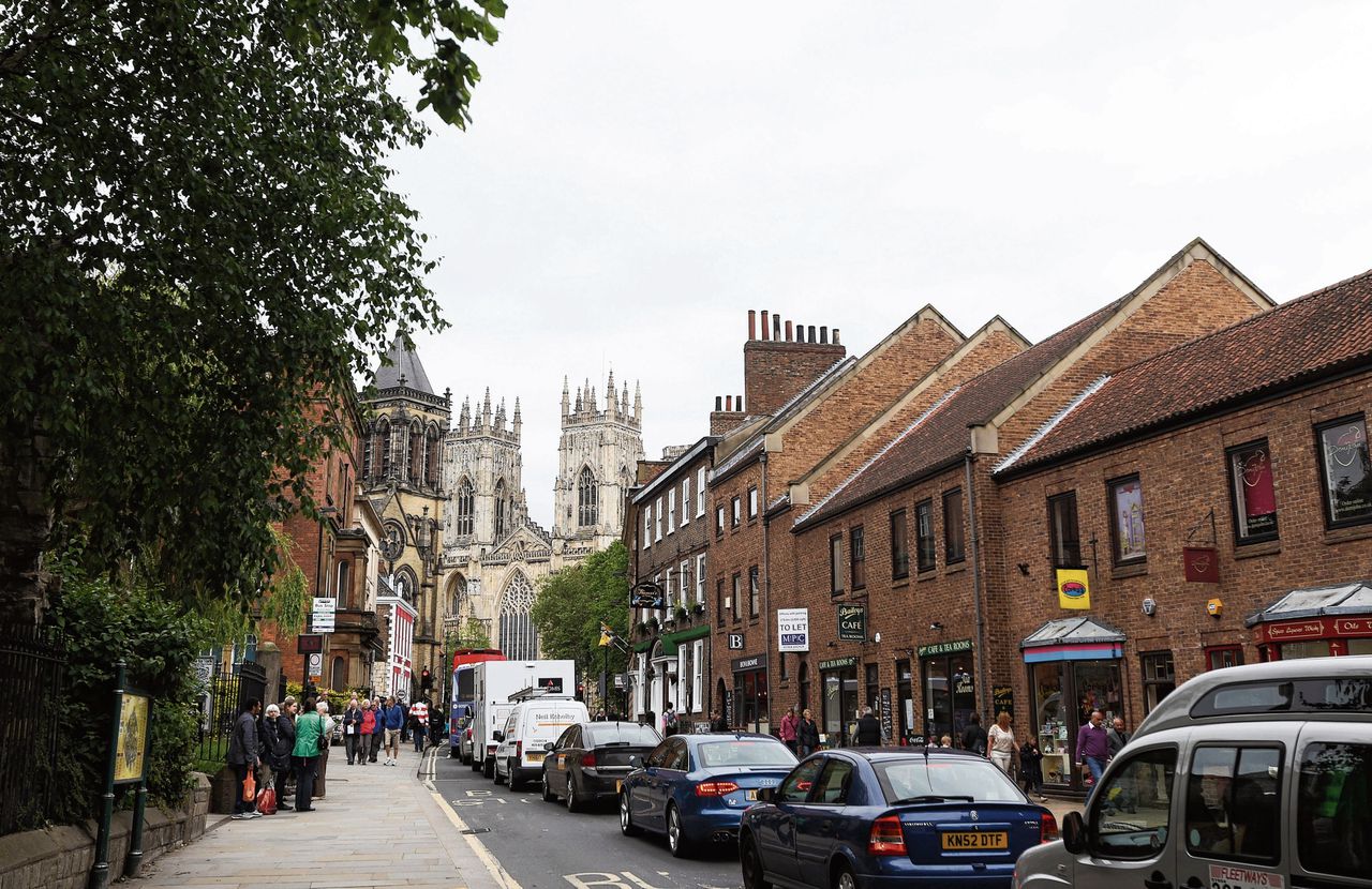 Straatbeeld uit de Engelse vestingstad York, met op de achtergrond de twee torens van de York Minster-kathedraal.