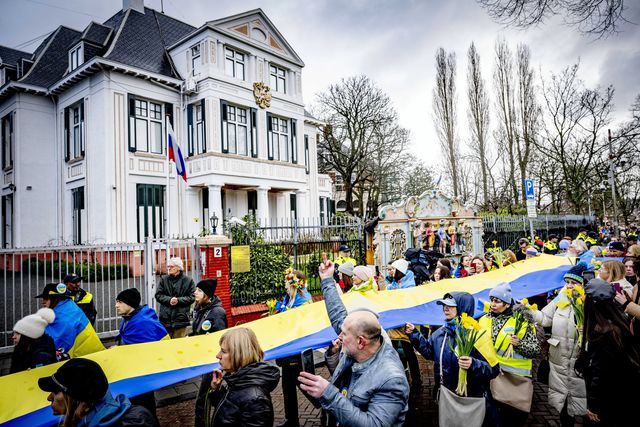 In Beeld: duizenden mensen herdenken in Nederland één jaar oorlog - NRC