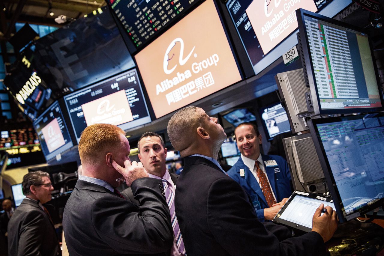 Beurshandelaren aan het werk op de vloer van de New York Stock Exchange voorafgaand aan de eerste notering van Alibaba Group op 19 september 2014.