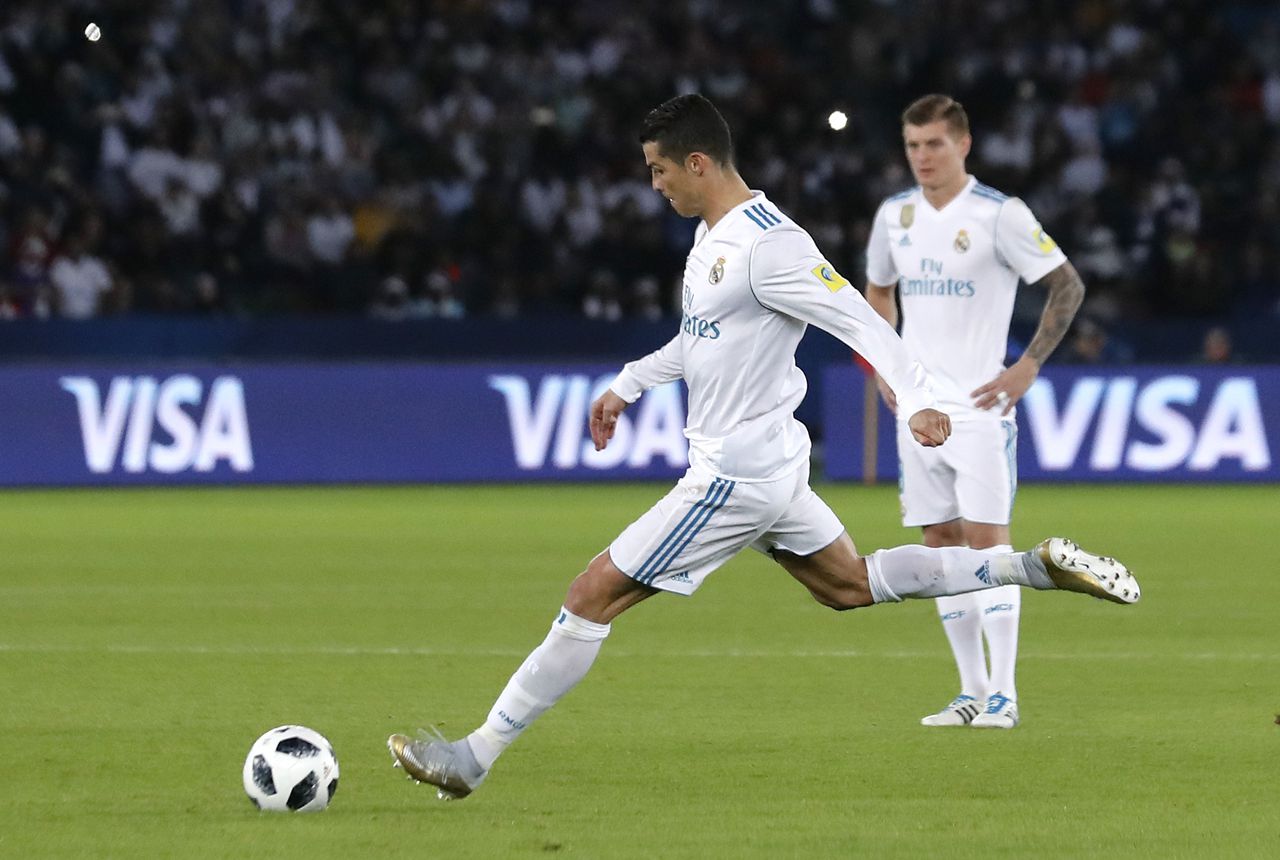 Cristiano Ronaldo legt aan voor de vrije trap, die de 1-0 oplevert.