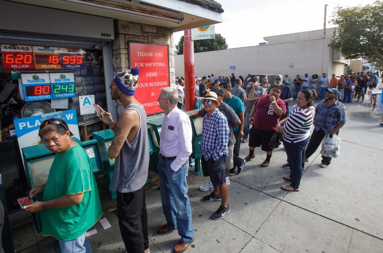 Lange rijen voor een verkooppunt van Mega Millions-loten in Hawthorne, Californië.
