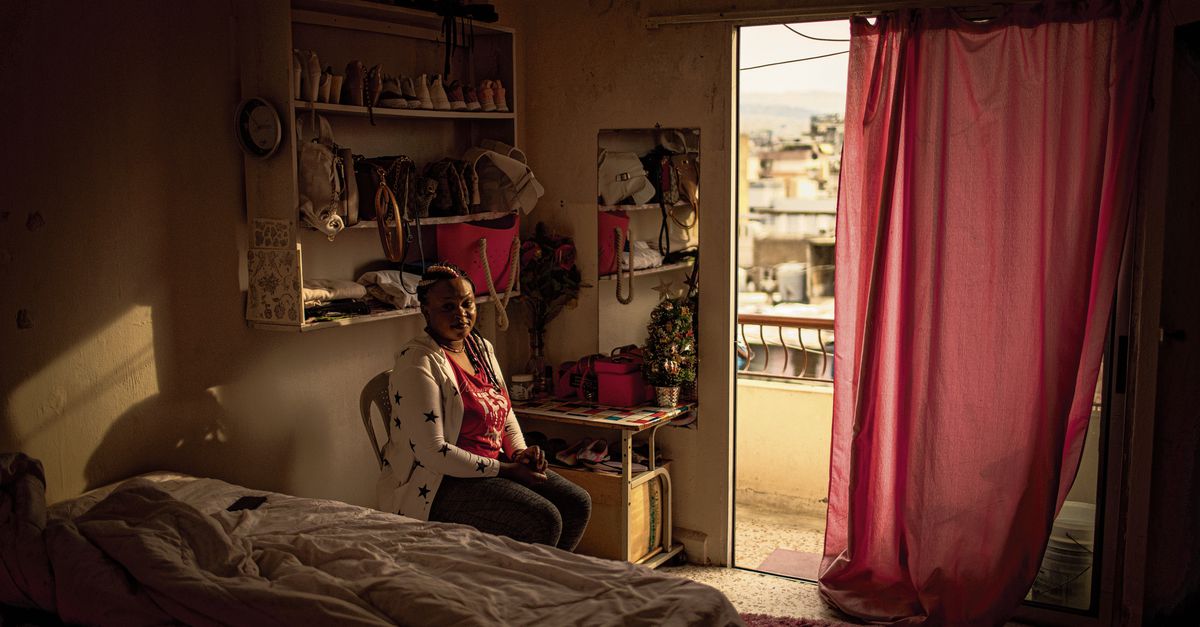 Moderne slavernij in #Libanon Huishoudelijk werksters uit Kenia, Ethiopië, Ivoorkust en de Filipijnen vertelden met me over uitbuiting, mishandeling, verkrachting en zelfmoord. ?@nrc? .