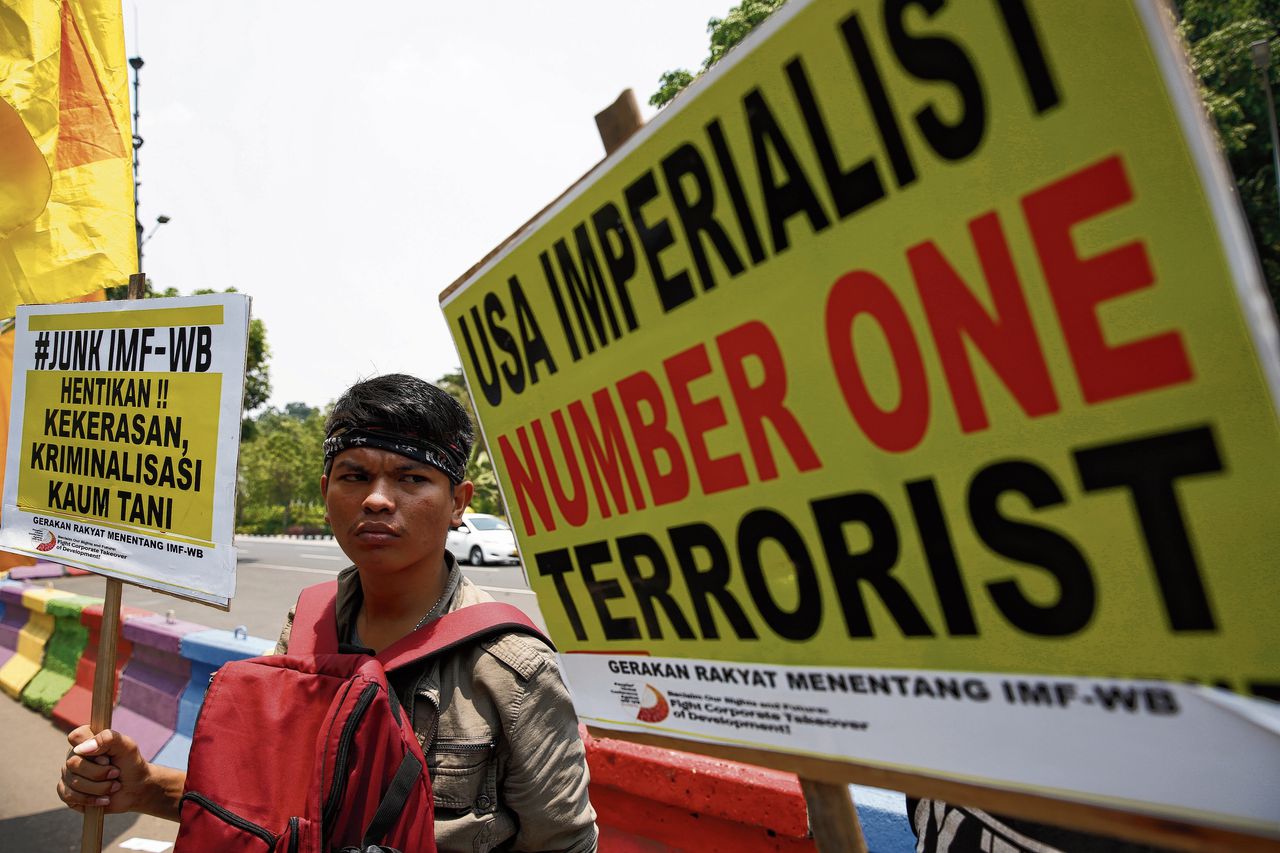 Demonstranten voorafgaand aan de jaarlijkse vergadering van het IMF, dit jaar op Bali in Indonesië.