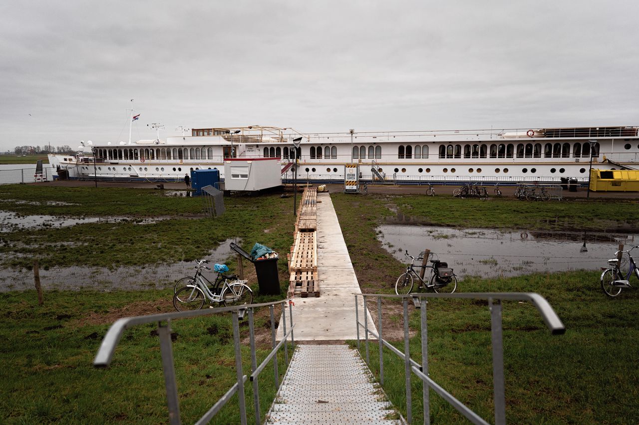 Niemand op de boot in Genemuiden weet waar de 85 vluchtelingen aan toe zijn: ‘Zijn ze ons misschien vergeten’? 