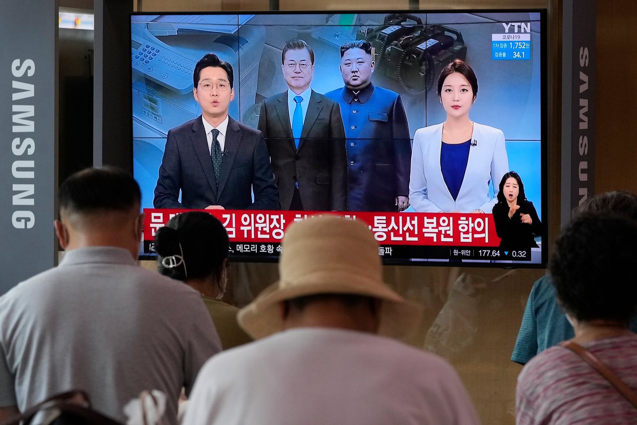 Beelden van de Zuid-Koreaanse president Moon Jae-in en de Noord-Koreaanse leider Kim Jong-un.